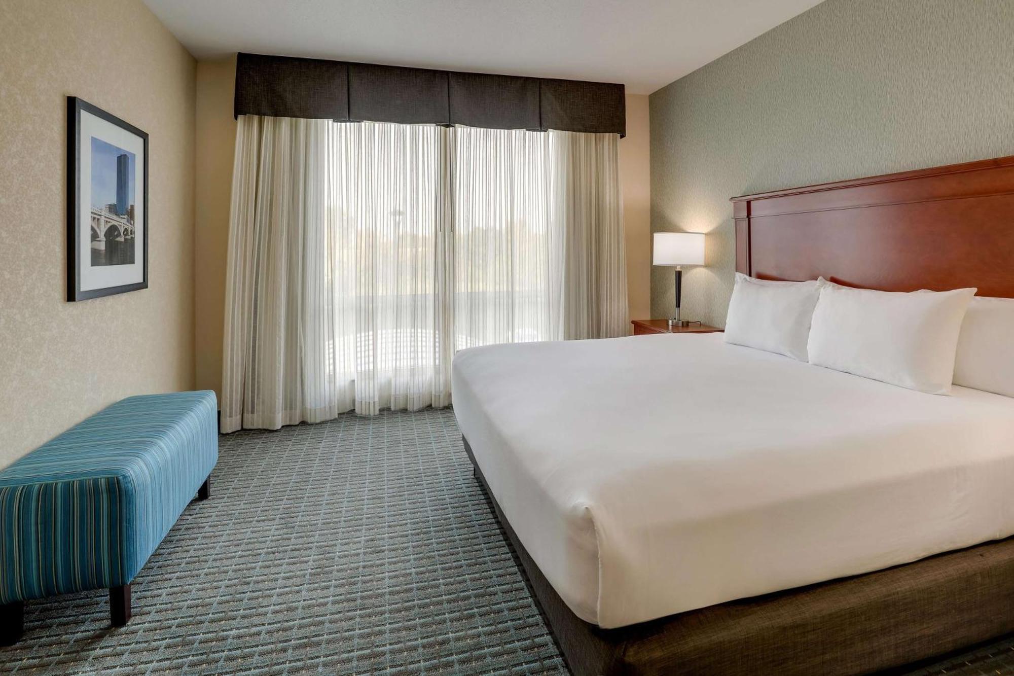 Drury & Grand Rapids Hotel 3*