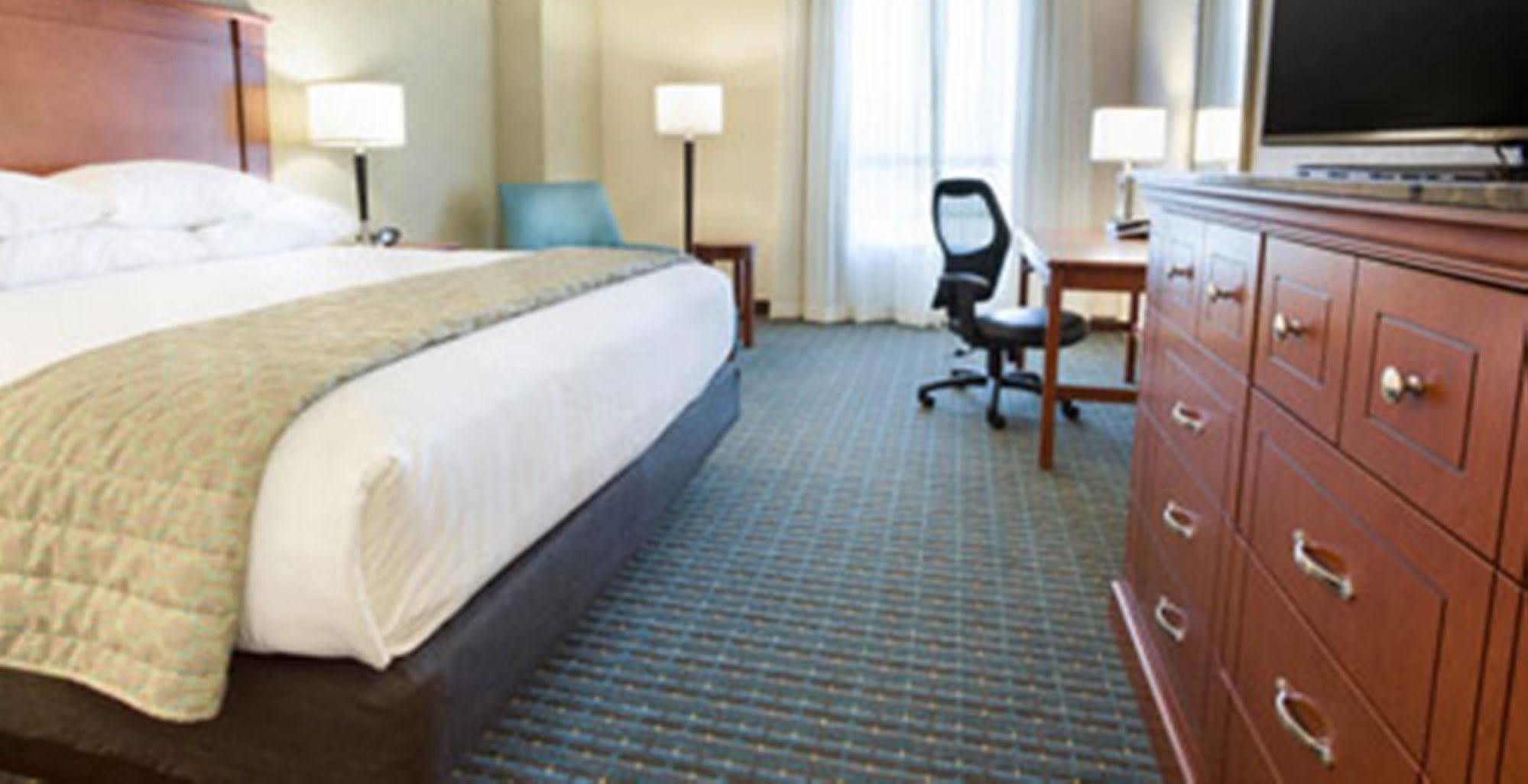 Drury & Grand Rapids Hotel 3*